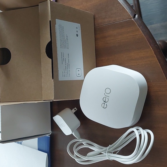 Outdoor receiver and Eeros 6+ mesh router - Picture 4 of 6